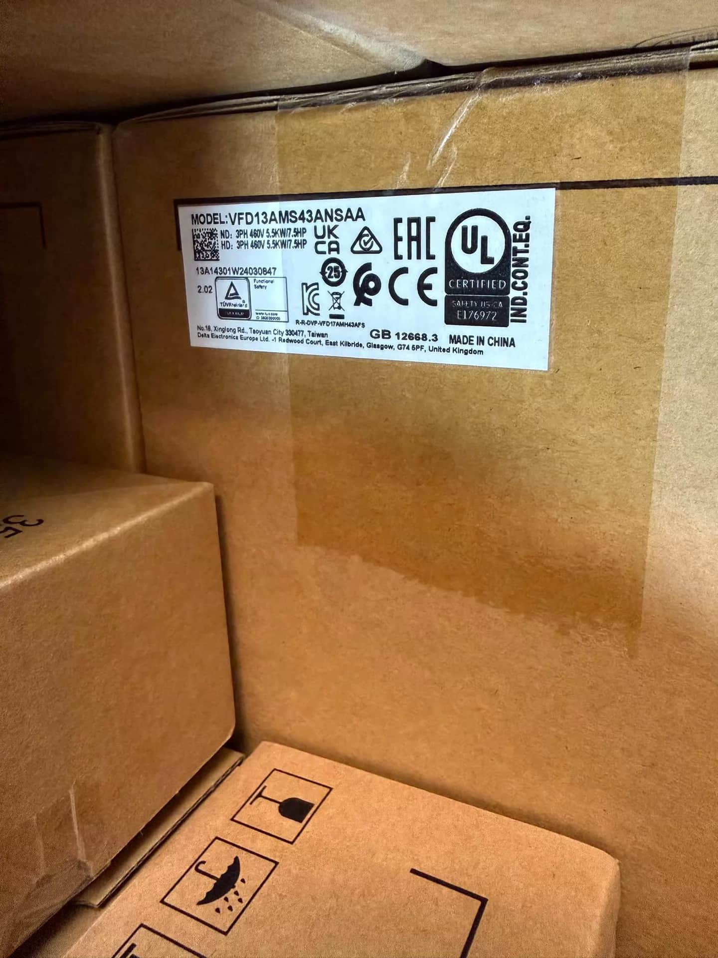 Tiontairí minicíochta 100% bunaidh agus fíor Delta 380V 5.5KW VFD13AMS43ANSAAF Drive Servo Motor