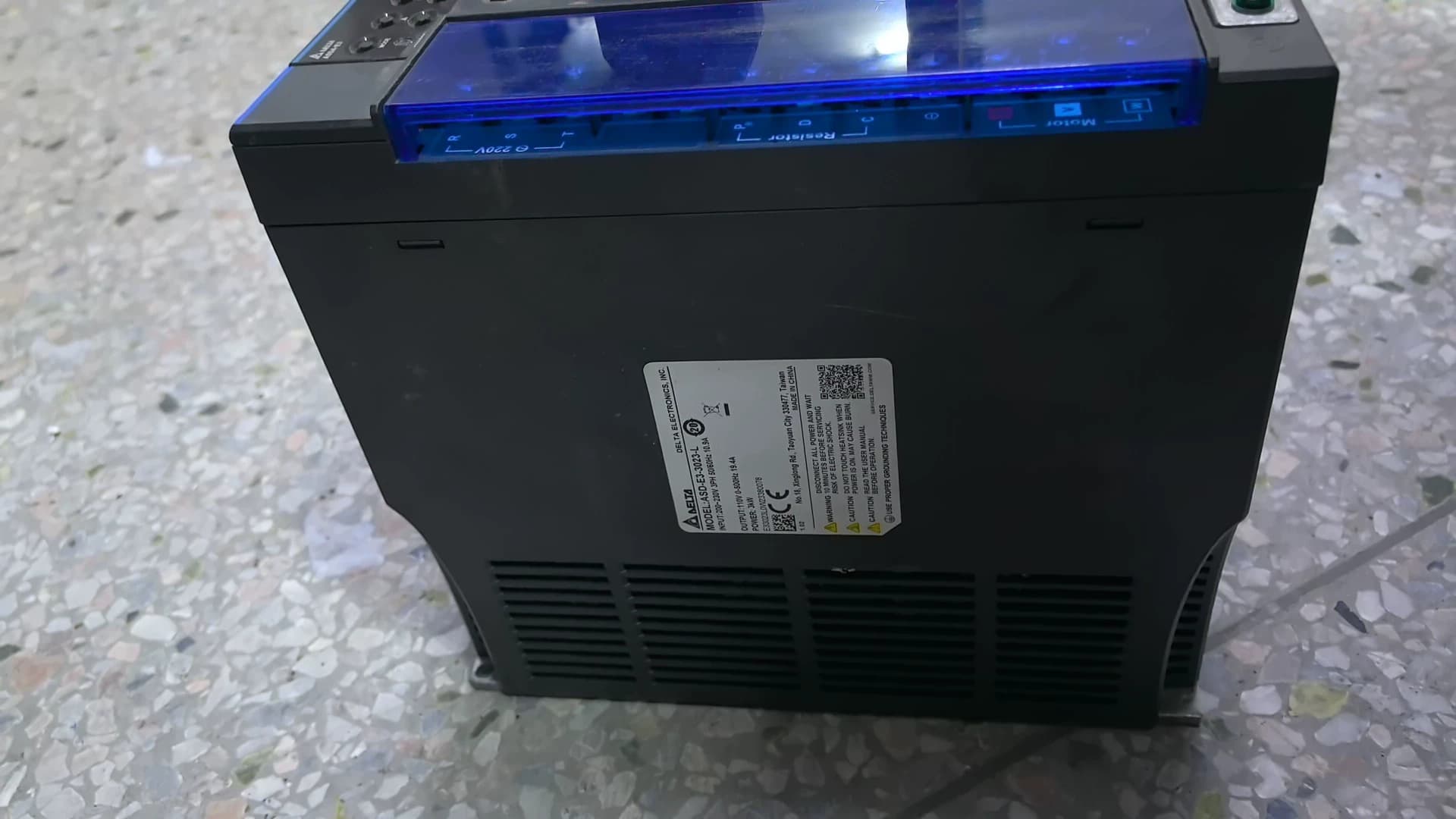 Tiontairí minicíochta 100% bunaidh agus fíor Delta ASD-E3-3023-L Drive Servo Motor