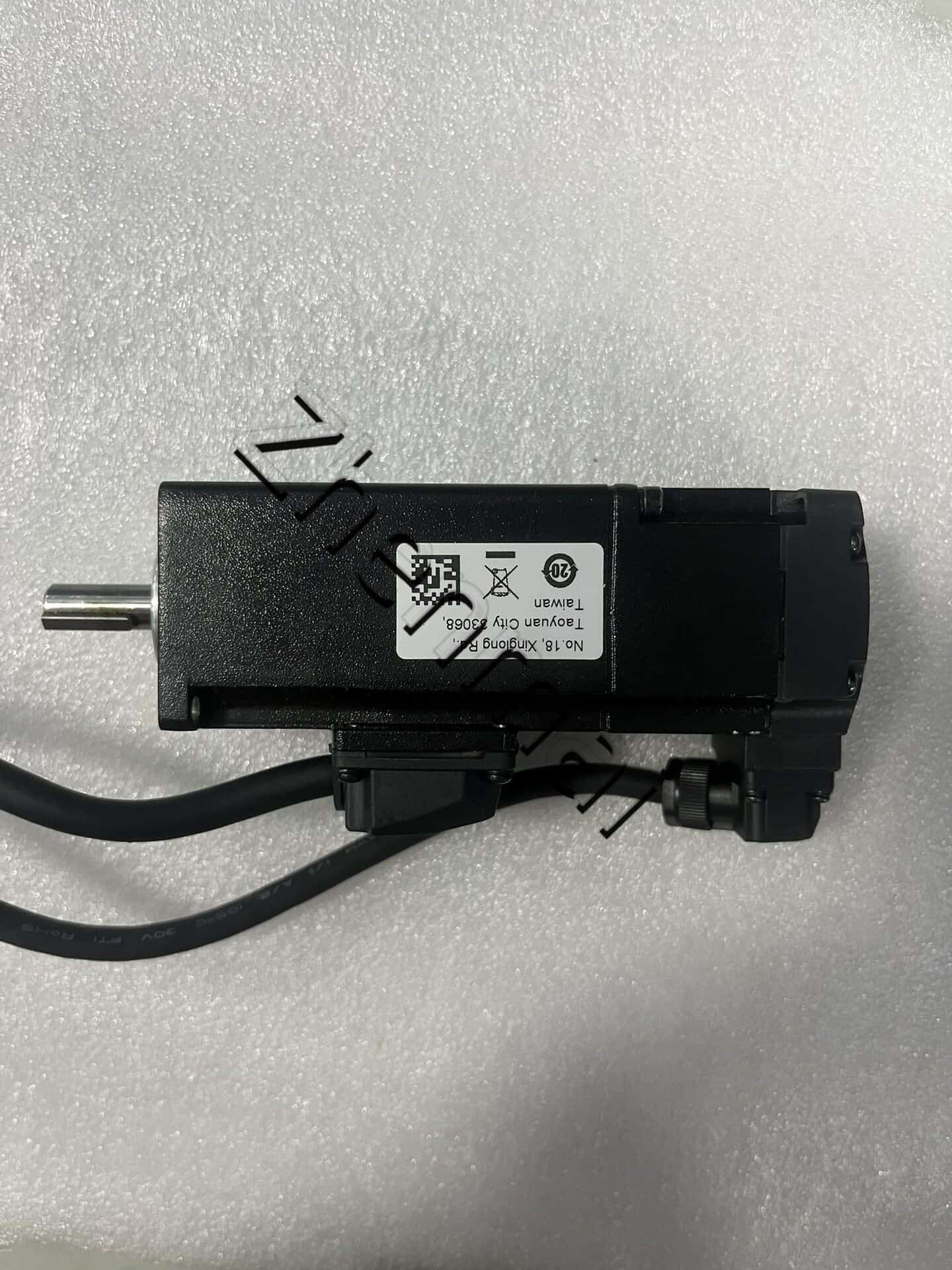 Tiontairí minicíochta 100% bunaidh agus fíor Delta ECM-B3L-C20401SS1 Drive Servo Motor