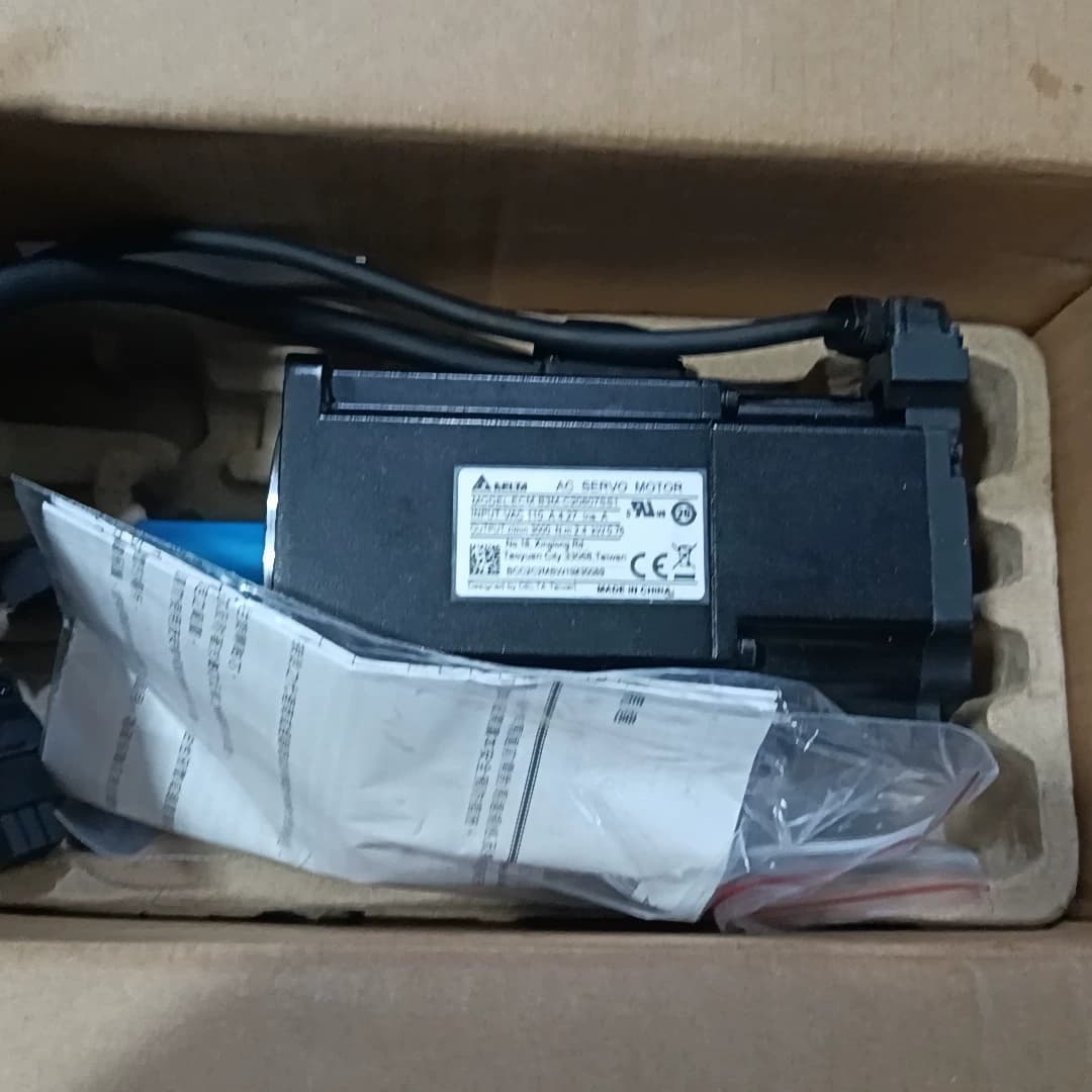 Tiontairí minicíochta 100% bunaidh agus fíor Delta ECM-B3M-C20807SS1 Drive Servo Motor