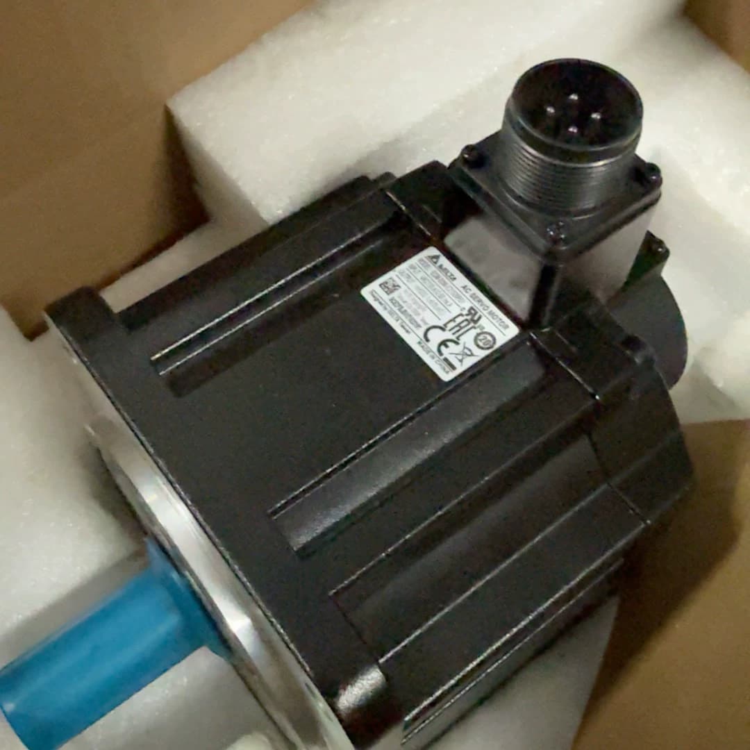 Tiontairí minicíochta 100% bunaidh agus fíor Delta ECM-B3M-E21320RS1 Drive Servo Motor