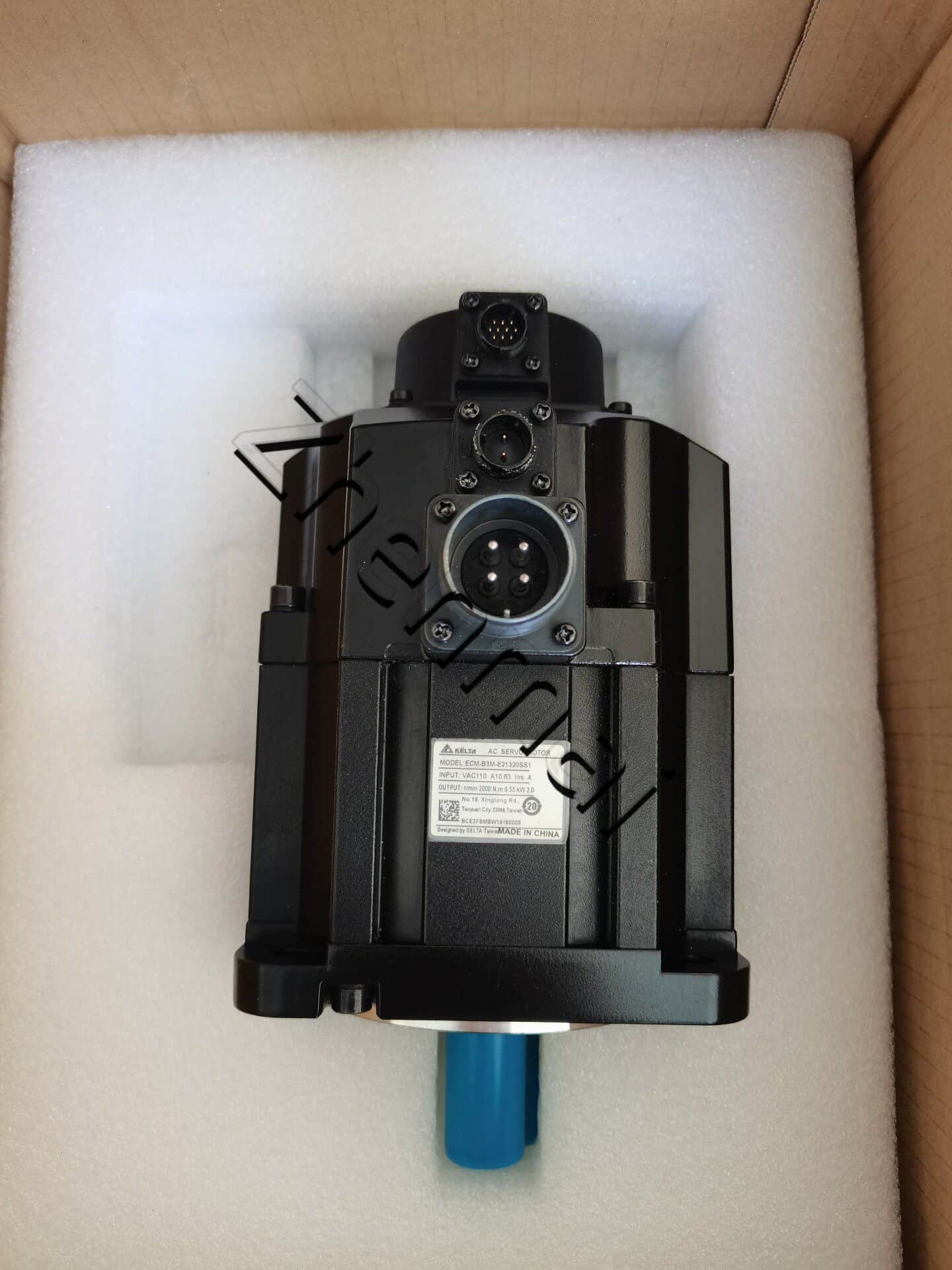 Tiontairí minicíochta 100% bunaidh agus fíor Delta ECM-B3M-E21320SS1 Drive Servo Motor