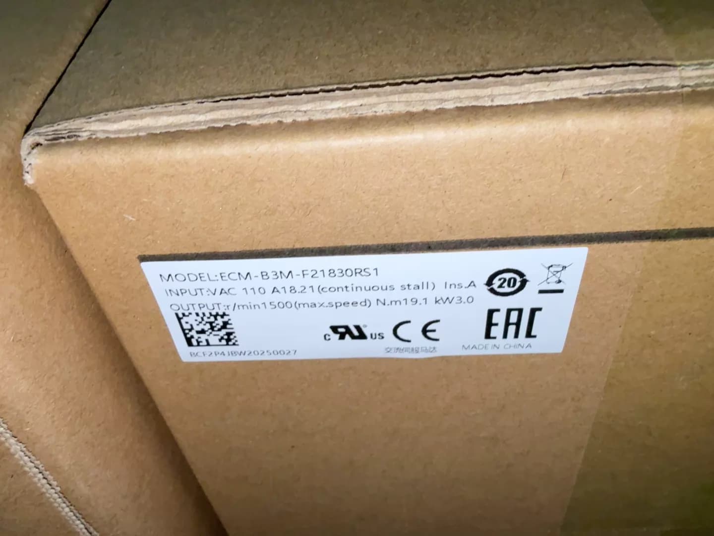 Tiontairí minicíochta 100% bunaidh agus fíor Delta ECM-B3M-F21830RS1 Drive Servo Motor