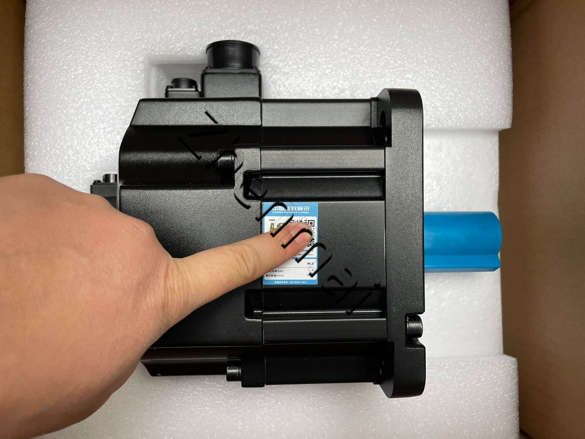 Tiontairí minicíochta 100% bunaidh agus fíor Delta ECM-B3M-F21830SS1 Drive Servo Motor