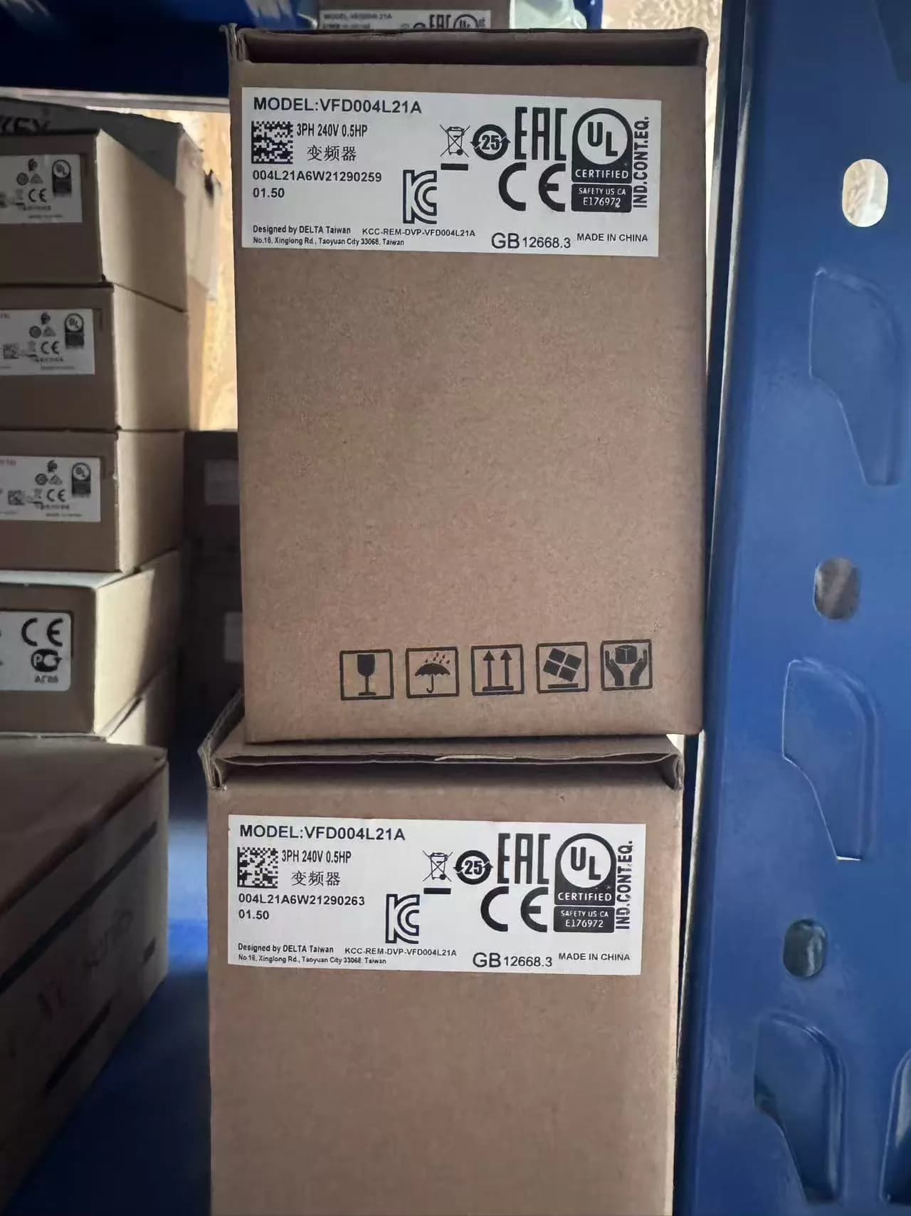 Tiontairí minicíochta 100% bunaidh agus fíor Delta VFD004EL21A Drive Servo Motor