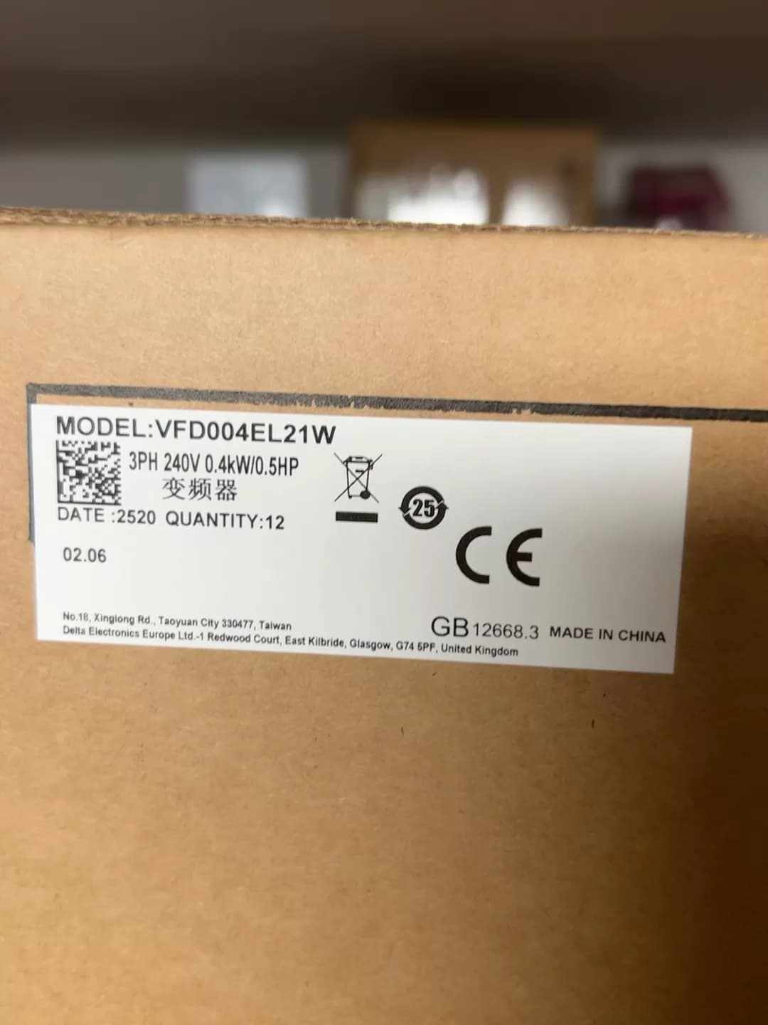 Tiontairí minicíochta 100% bunaidh agus fíor Delta VFD004EL21W Drive Servo Motor