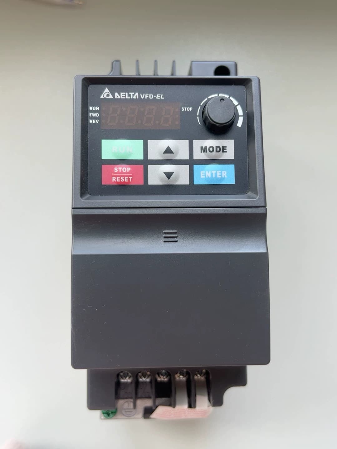 Tiontairí minicíochta 100% bunaidh agus fíor Delta VFD007EL21A Drive Servo Motor