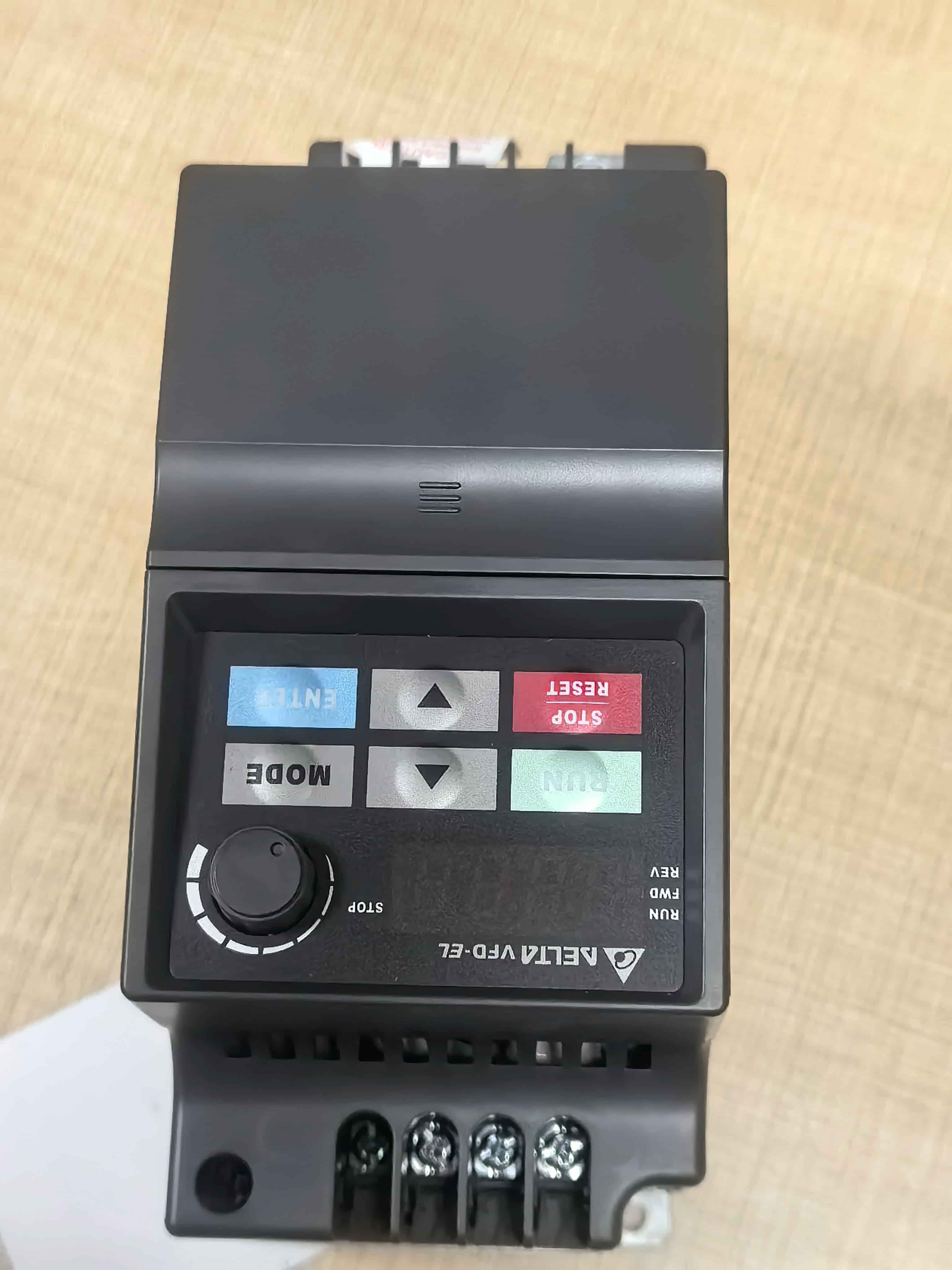 Tiontairí minicíochta 100% bunaidh agus fíor Delta VFD007EL43A Drive Servo Motor