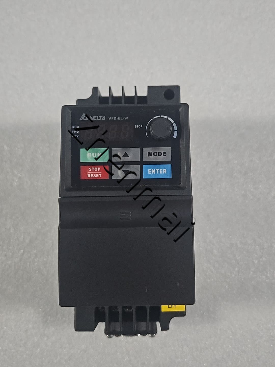 Tiontairí minicíochta 100% bunaidh agus fíor Delta VFD015EL43W Drive Servo Motor