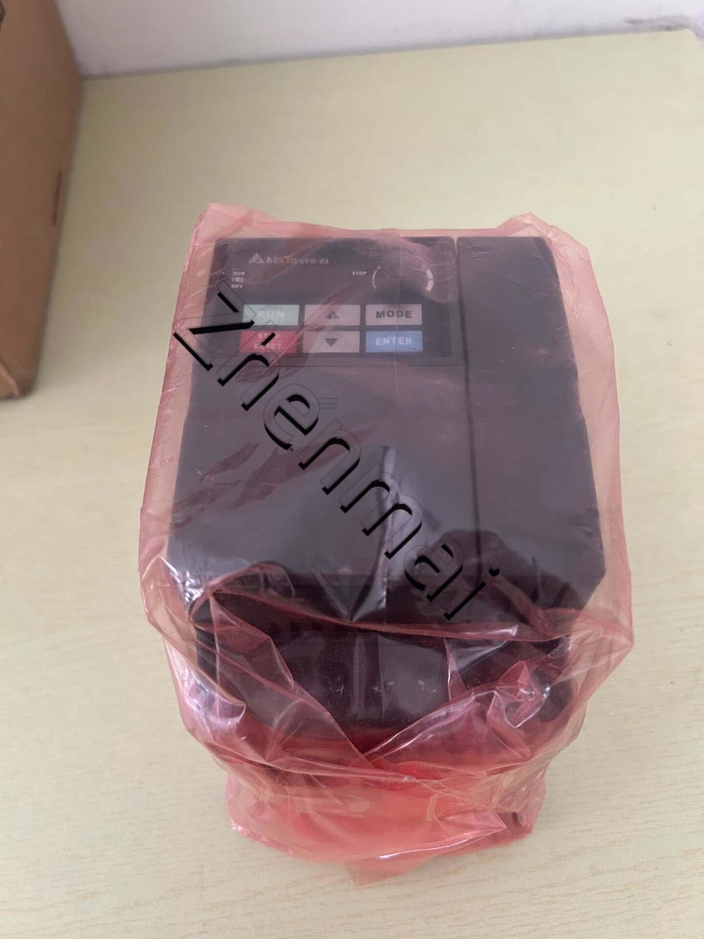 Tiontairí minicíochta 100% bunaidh agus fíor-nua Delta VFD022EL43A Drive Servo Motor