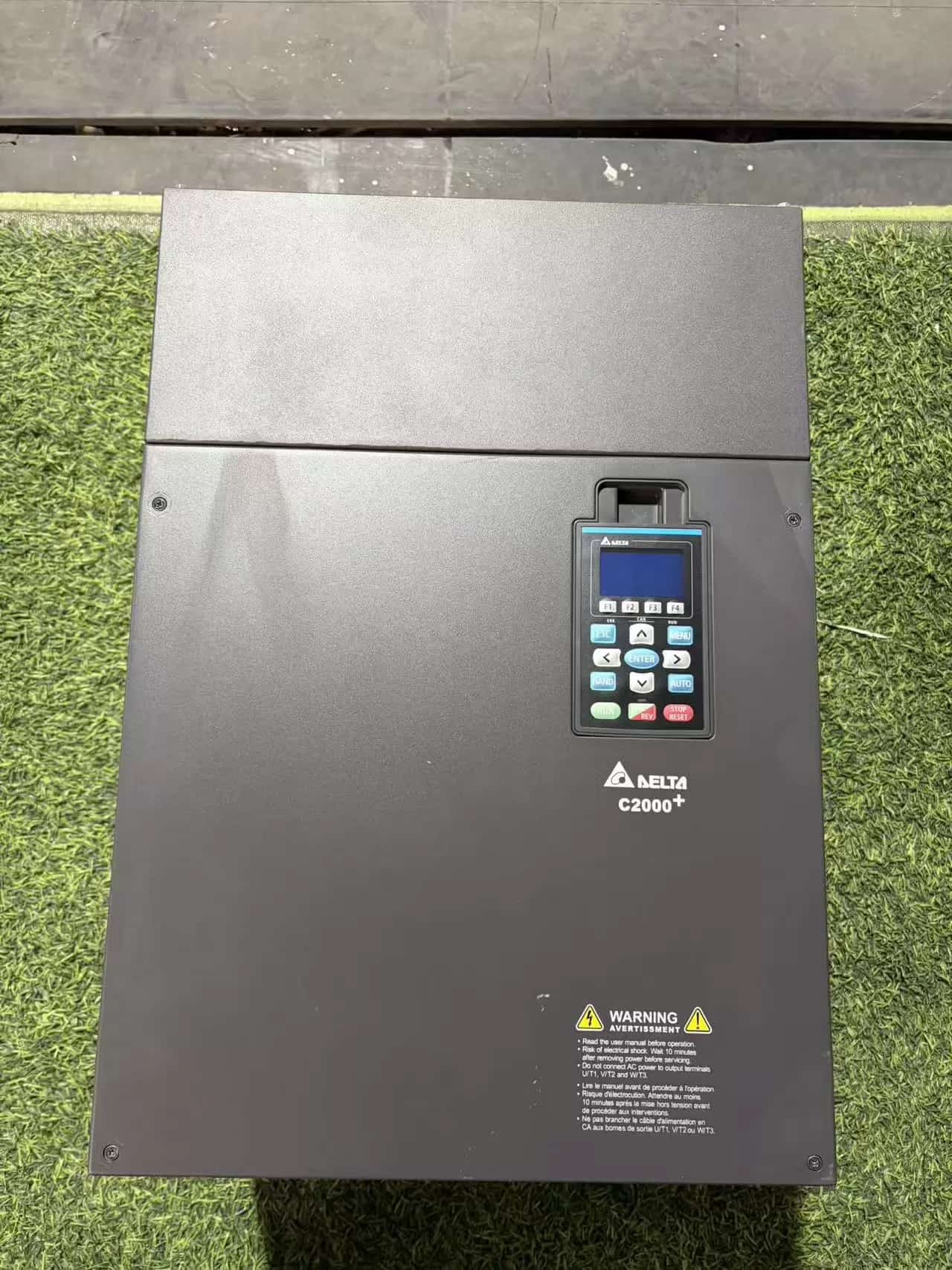 Tiontairí minicíochta 100% bunaidh agus fíor Delta VFD1100C43A-00 Drive Servo Motor
