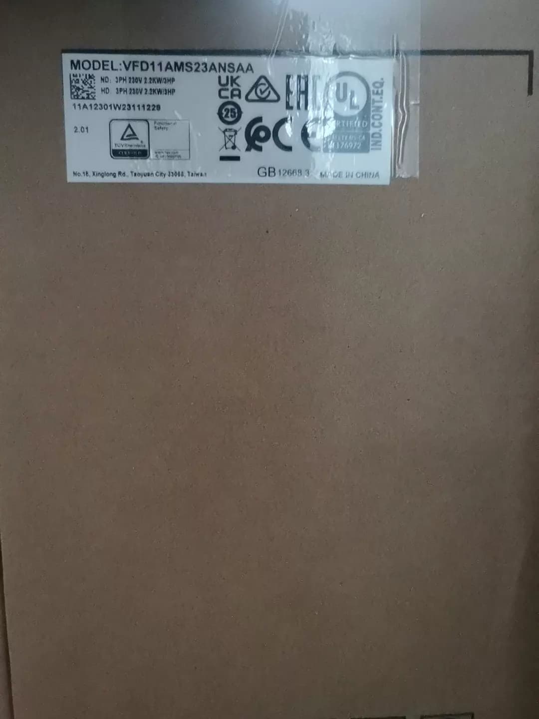 Tiontairí minicíochta 100% bunaidh agus fíor-nua Delta VFD11AMS23ANSAA 2.2KWthree-chéim 220V Drive Servo Motor