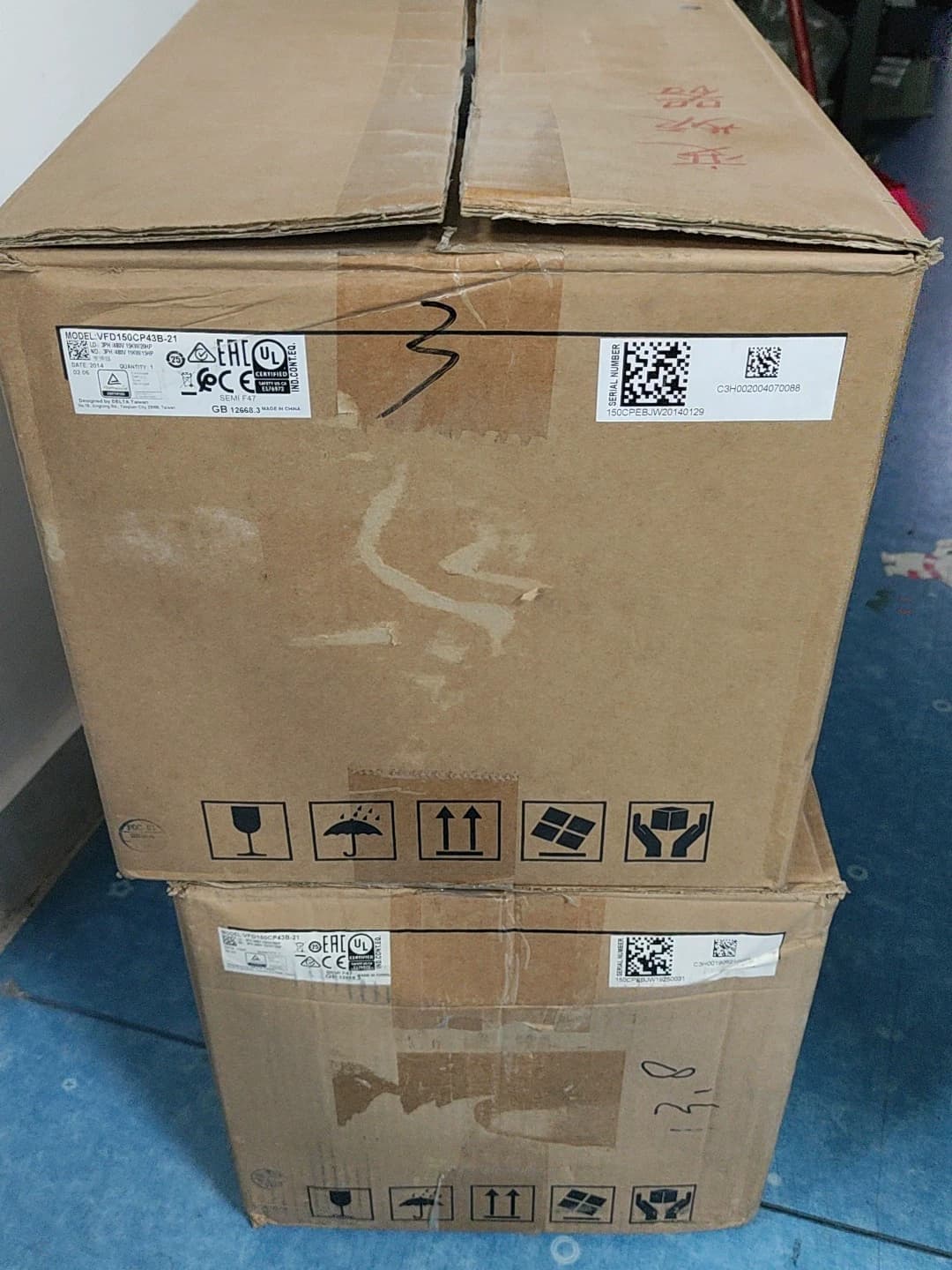 100% branda nua, bunaidh agus fíor Delta VFD150CP43B-21 380V15KW Tiontairí minicíochta Drive Servo Motor