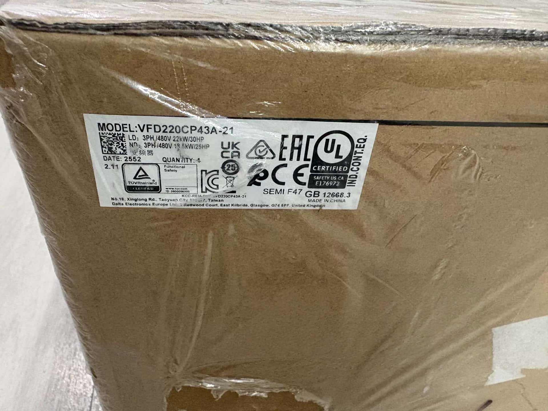 100% branda nua, bunaidh agus fíor Delta VFD220CP43A-21 380V22KW Tiontairí minicíochta Drive Servo Motor