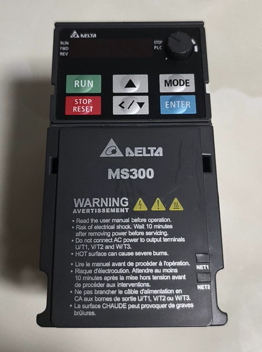 100% bunaidh agus fíor-nua Delta VFD2A8MS23ANSAA 220V/0.4KW Tiontairí minicíochta Drive Servo Motor