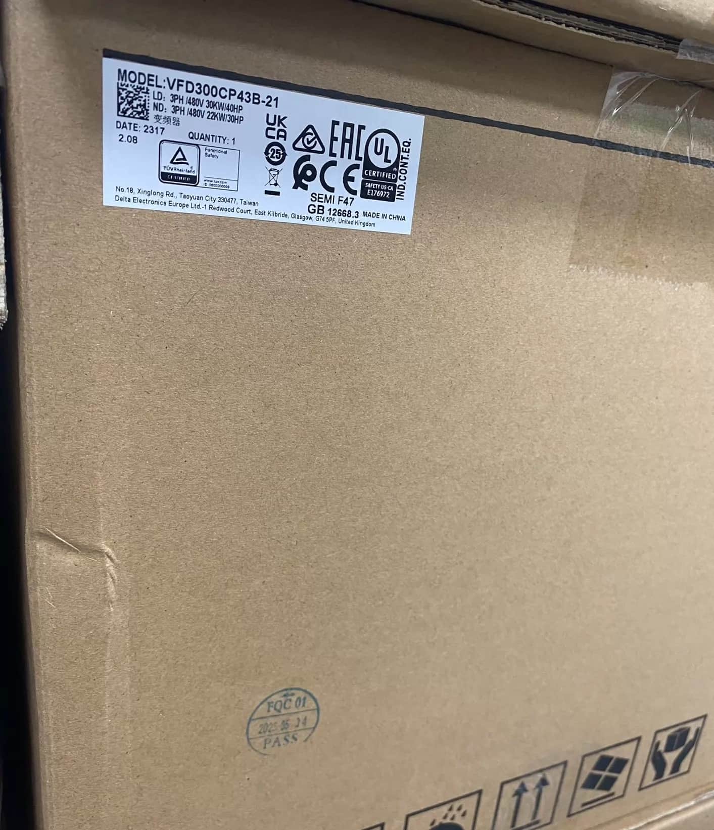 100% branda nua, bunaidh agus fíor Delta VFD300CP43B-21 380V30KW Tiontairí minicíochta Drive Servo Motor