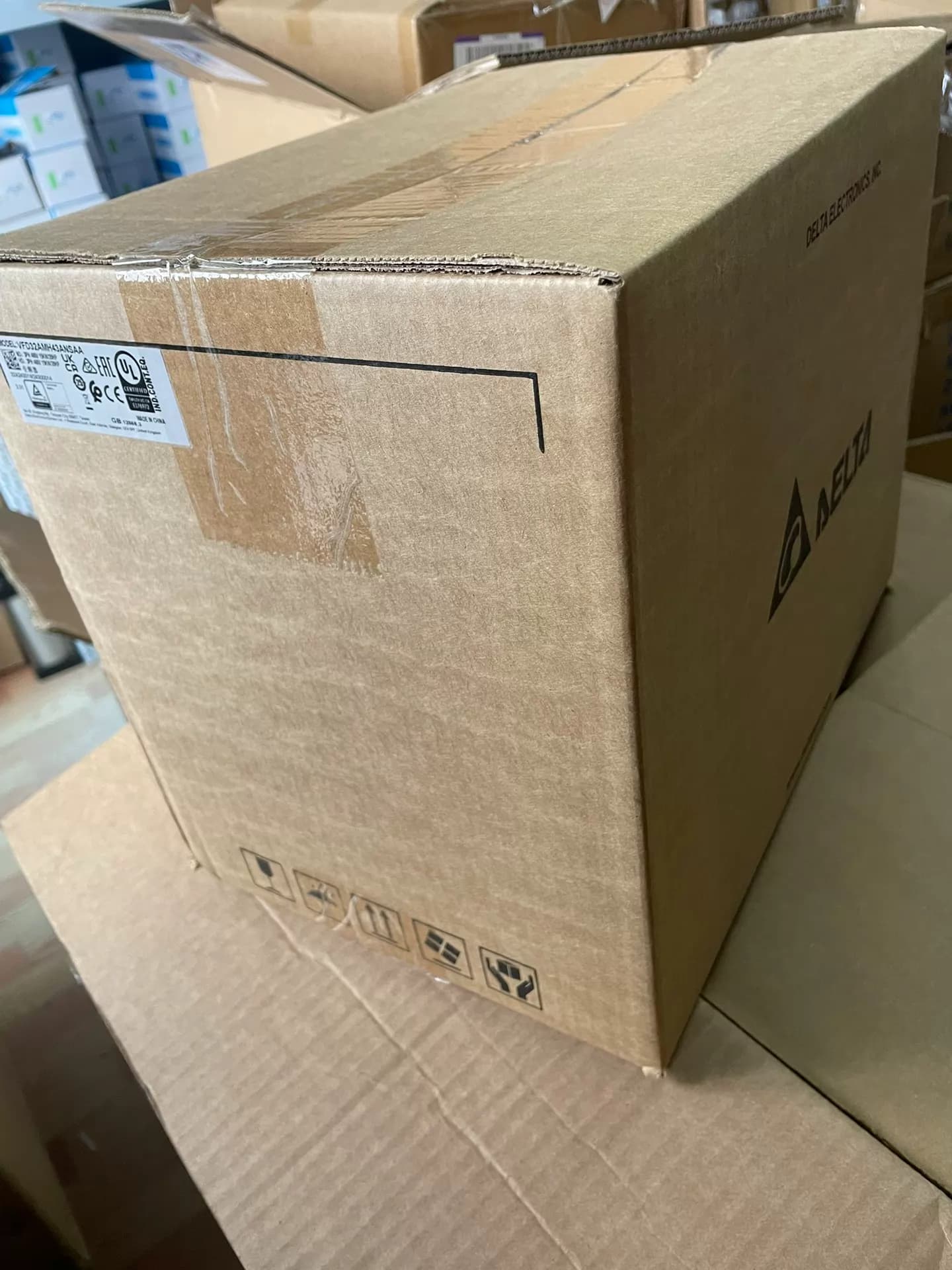 100% bunaidh agus fíor-nua Delta VFD32AMH43ANSAA 15KW Tiontairí minicíochta Drive Servo Motor
