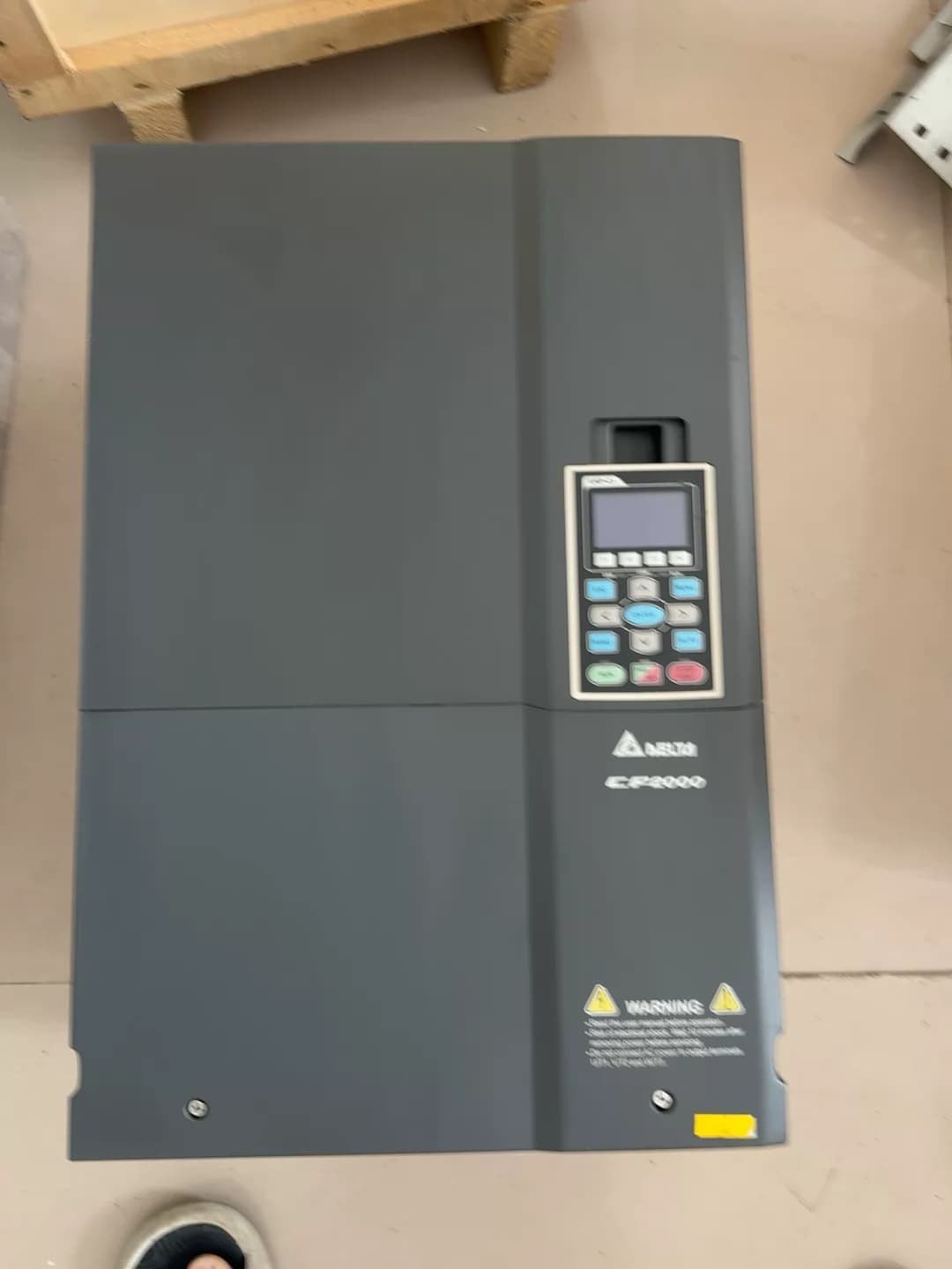 100% branda nua bunaidh agus fíor Delta VFD750CP43B-21 380V75KW Tiontairí minicíochta Drive Servo Motor
