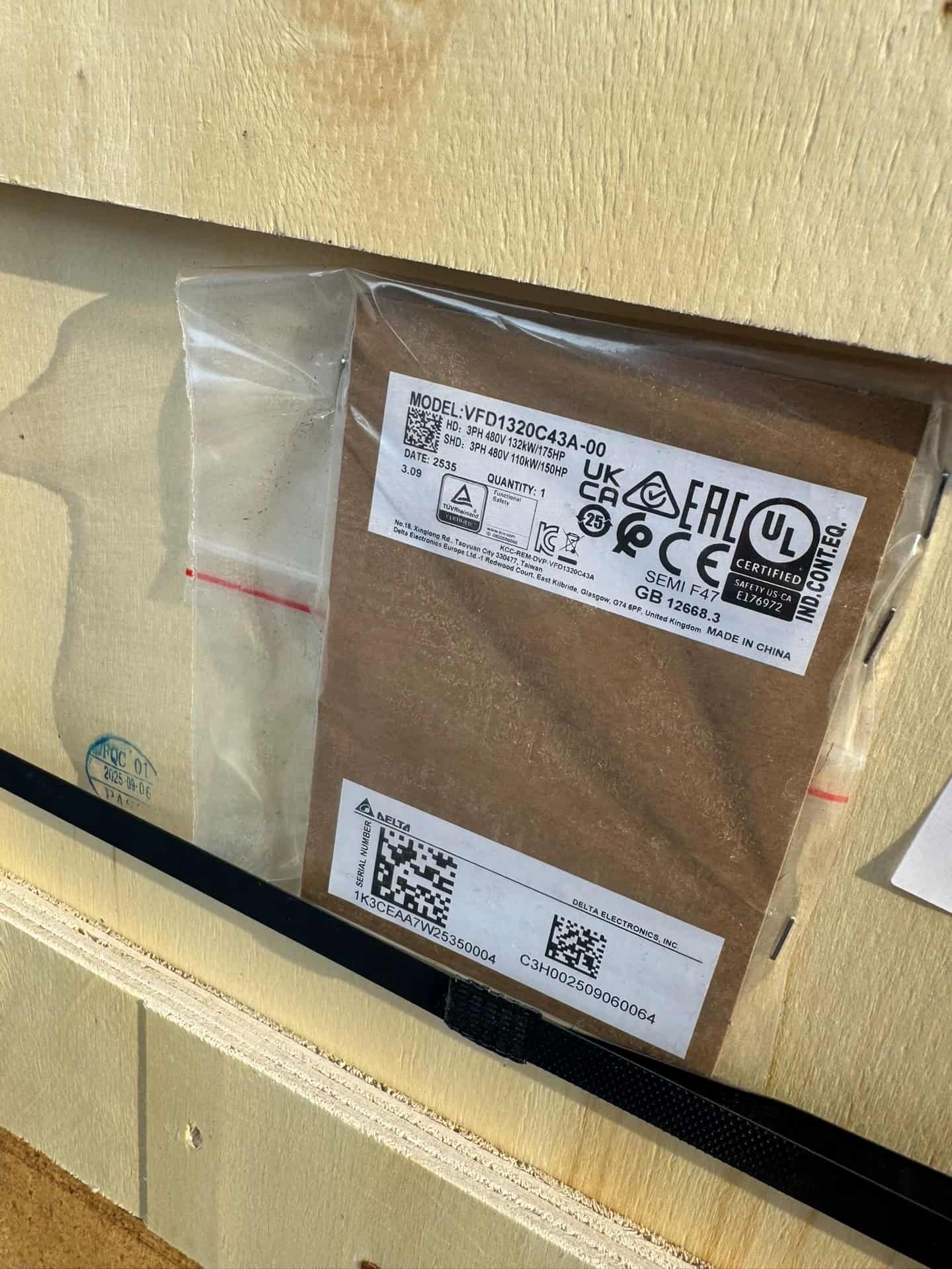 Tiontairí minicíochta 100% bunaidh agus fíor Delta VVFD1320C43A-00 Drive Servo Motor