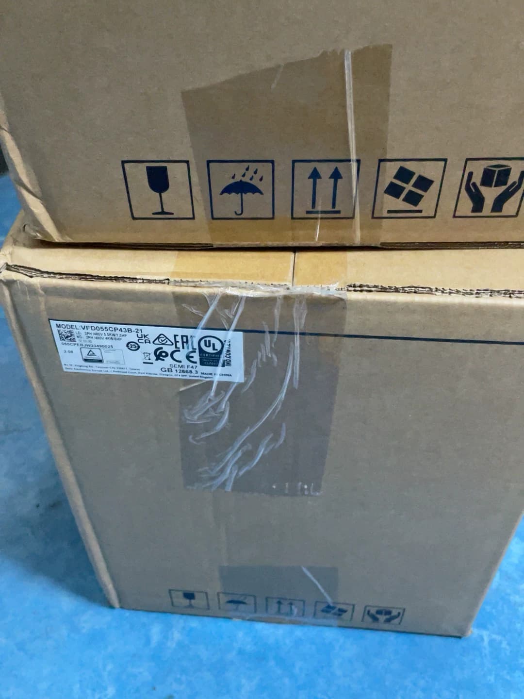 100% branda nua, bunaidh agus fíor DeltaVFD055CP43B-21 380V 5.5KW Tiontairí minicíochta Drive Servo Motor