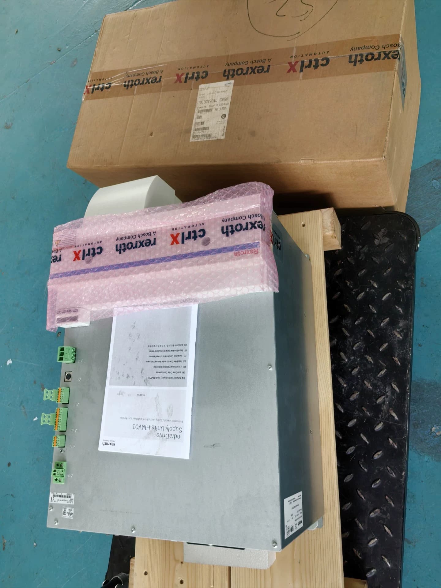 Tiomántán Servo Bunaidh Nua Snámha Bosch Rexroth HMV01.1R-W0120-A-07-NNNN Servo Motor Fast Shipping