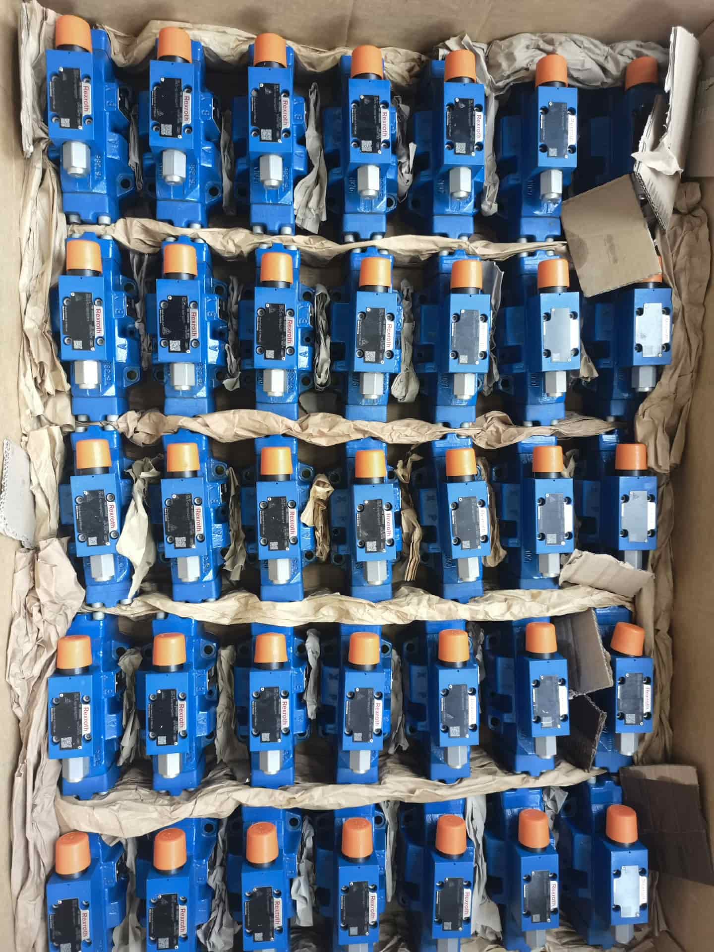 Tiomántán Servo Bunaidh Nua Bosch Rexroth Comhla laghdaithe brú 4WREE10E75-2X/G24K31/F1V Servo Motor Shipping