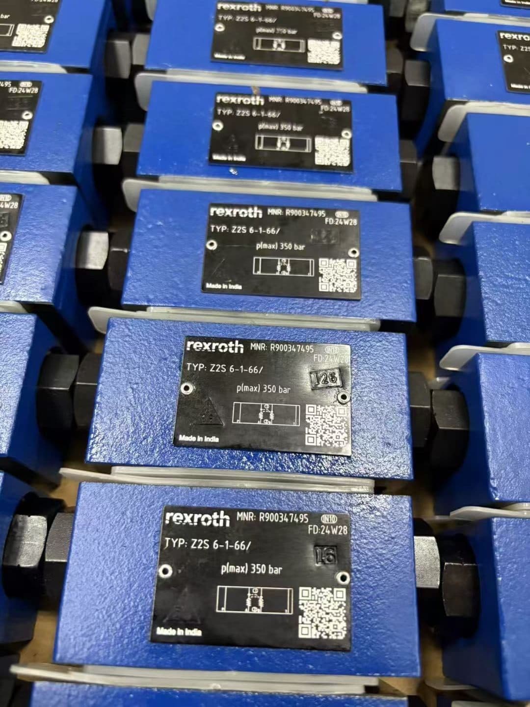 Tiomántán Servo Bunaidh Nua Bosch Rexroth Comhla comhréireach 4WRA6W30-2X/G24K4/V Servo Motor Shipping Fast