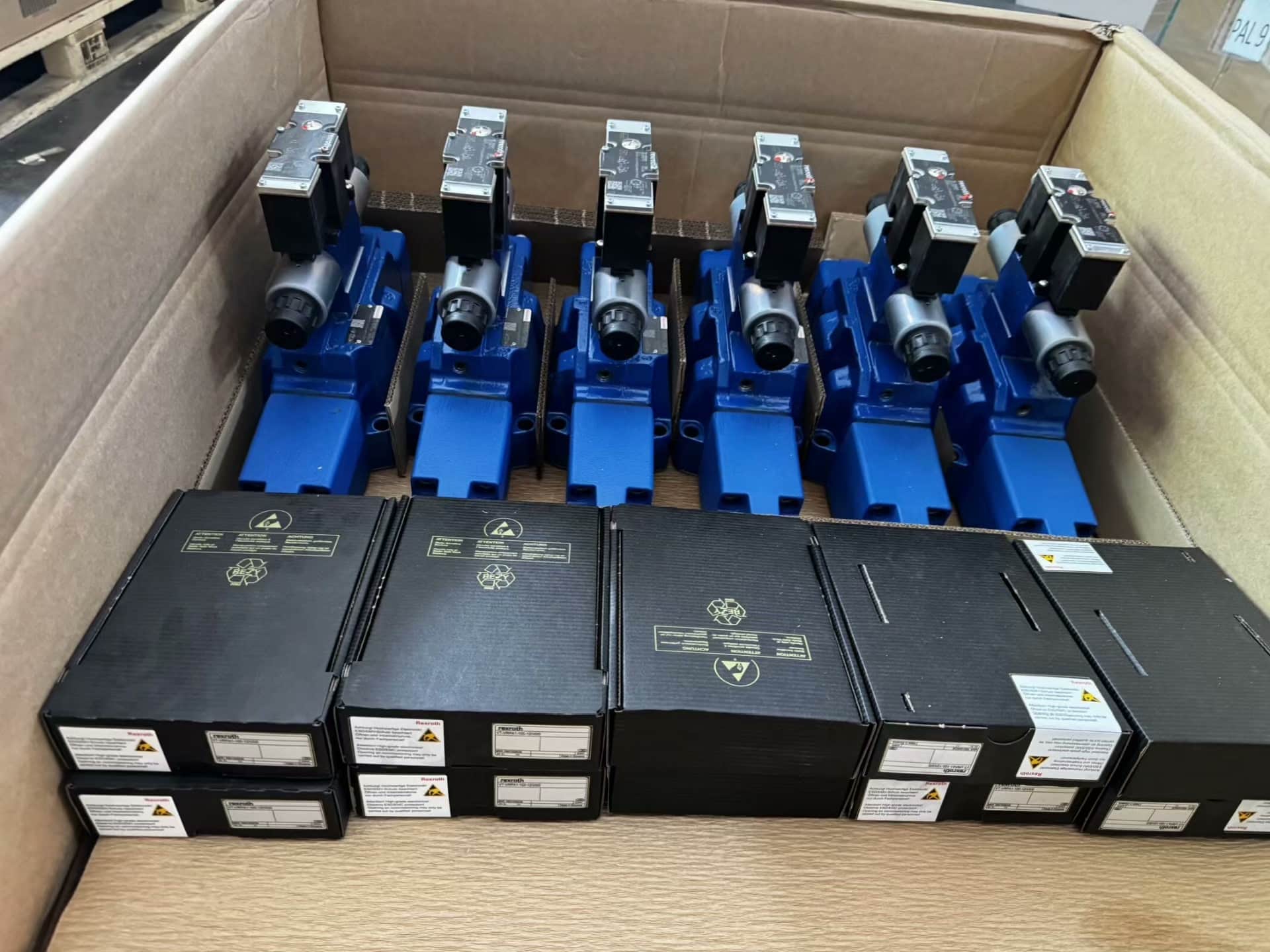 Tiomántán Servo Bunaidh Nua Bosch Rexroth Comhla comhréireach 4WRAE10E60-2X/G24K31/F1V Servo Motor Shipping Fast