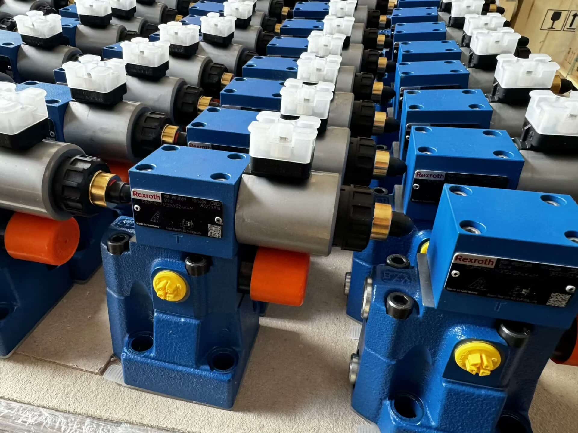 Tiomántán Servo Bunaidh Nua Bosch Rexroth Comhla comhréireach 4WRAE10W60-2X/G24K31/A1V Servo Motor Shipping