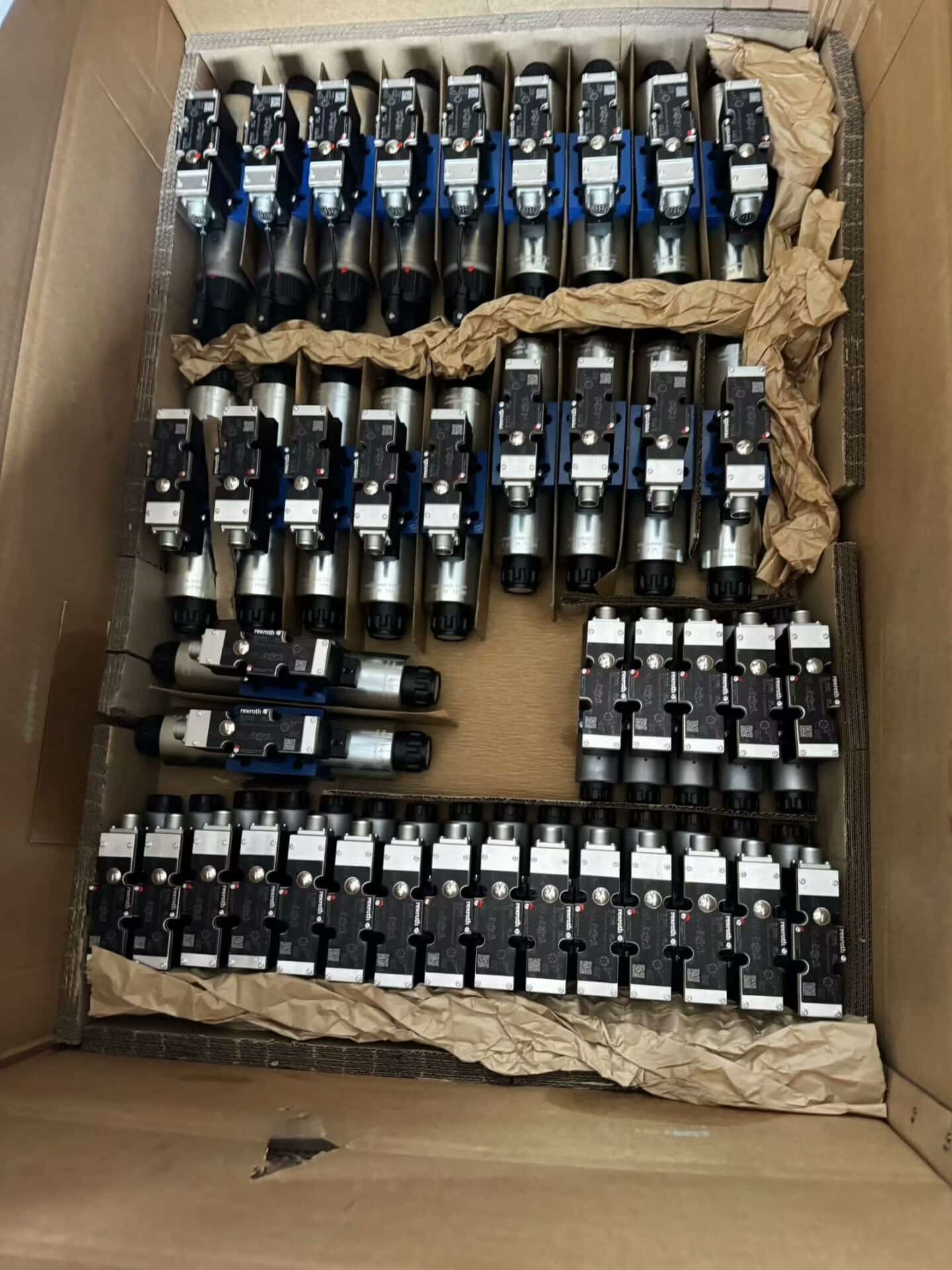 Tiomántán Servo Bunaidh Nua Bosch Rexroth Comhla comhréireach 4WRTE10V50L-4X/6EG24ETK31/A1M Servo Motor Shipping