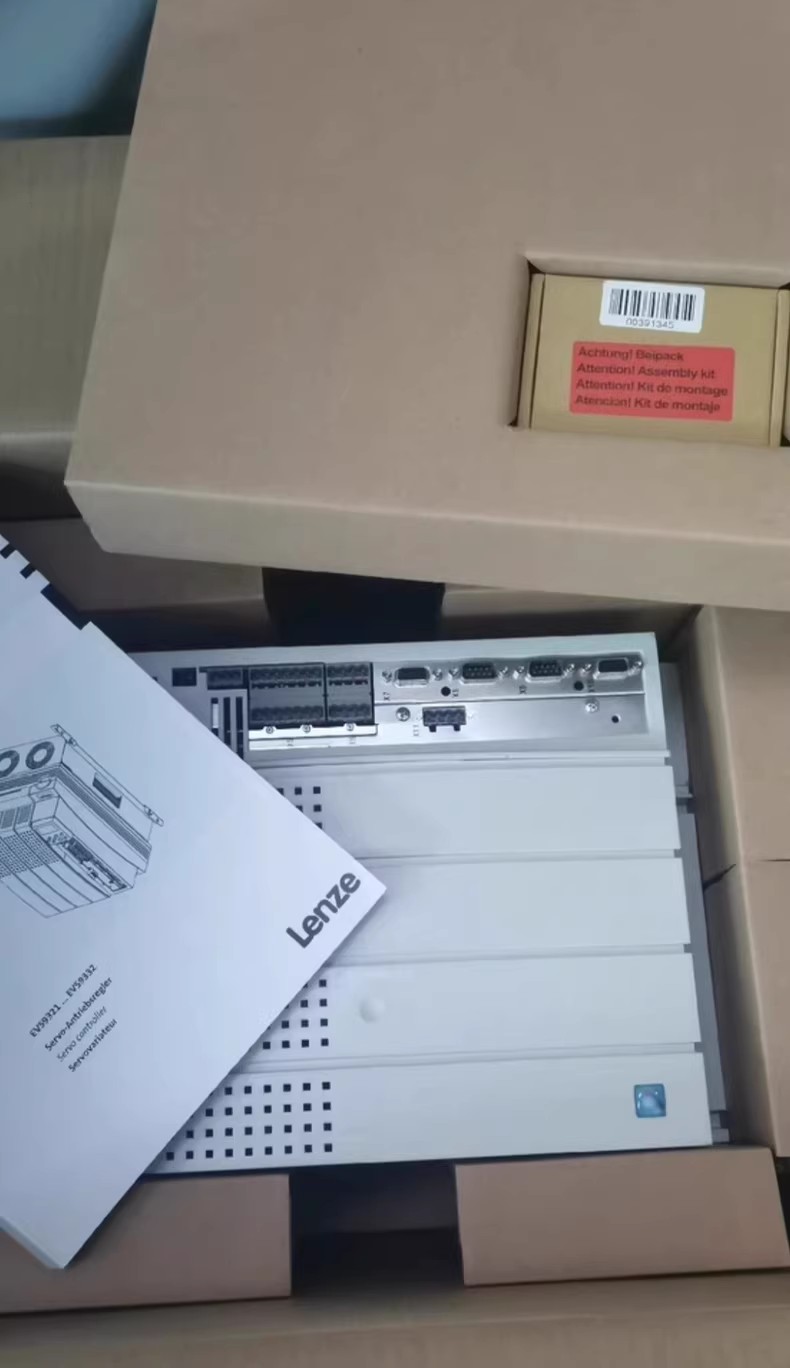 Fíor-Lenze Nua E82EV113-4C040 Modúl I/O Tionsclaíoch FedEx DHL Loingseoireacht Tapa