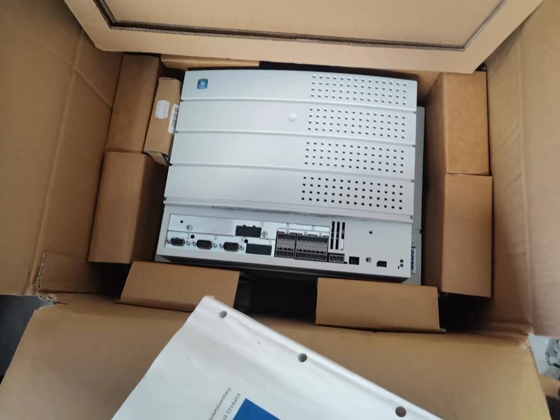 Fíor-Lenze Nua E82EV153-4B201 Modúl I/O Tionsclaíoch FedEx DHL Loingseoireacht Tapa