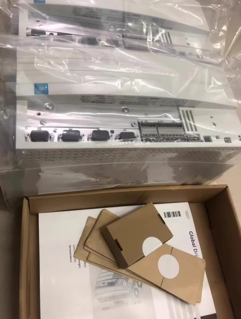 Fíor-Lenze Nua E94ASHE0174 Modúl I/O Tionsclaíoch FedEx DHL Loingseoireacht Tapa