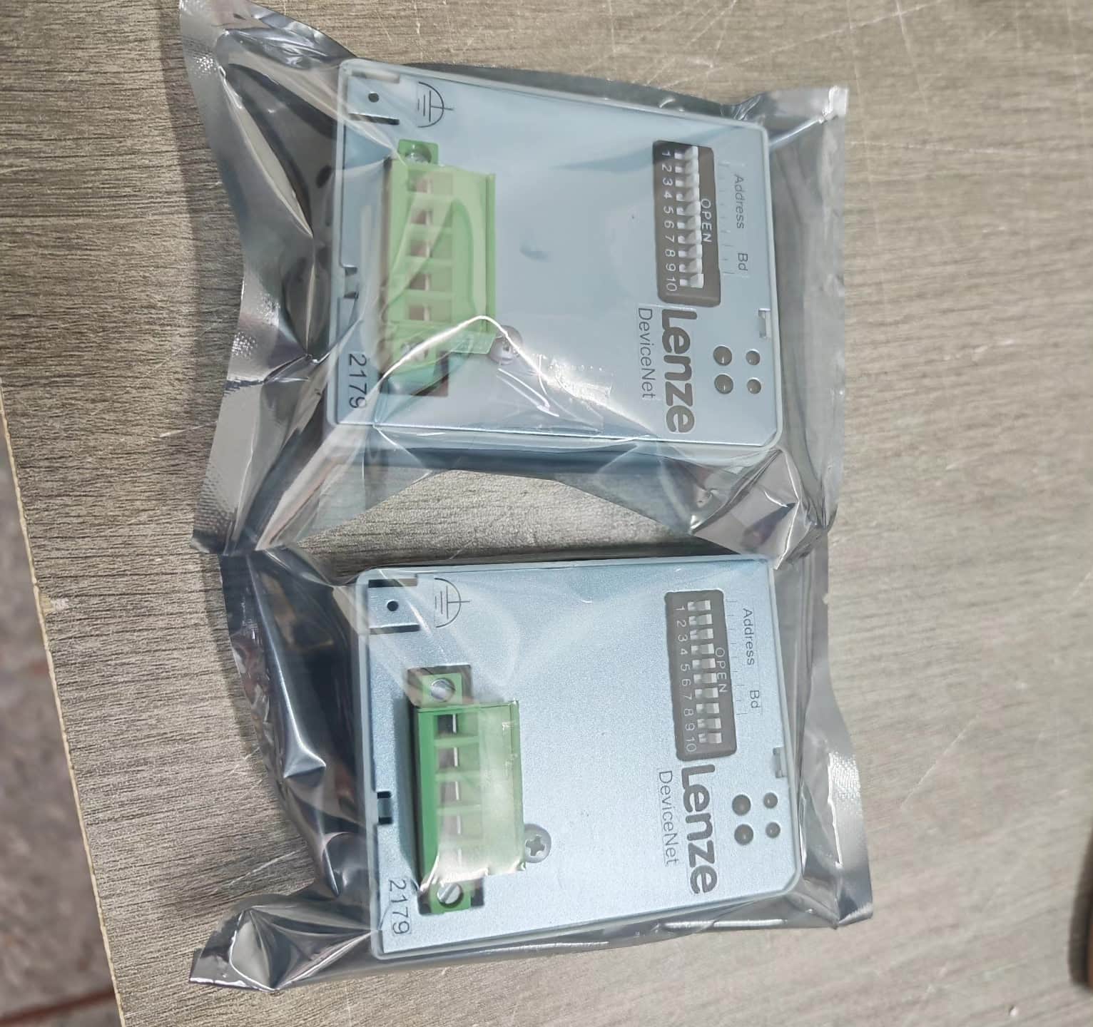 Fíor-Lenze Nua EMZ9374IB Modúl I/O Tionsclaíoch FedEx DHL Loingseoireacht tapa