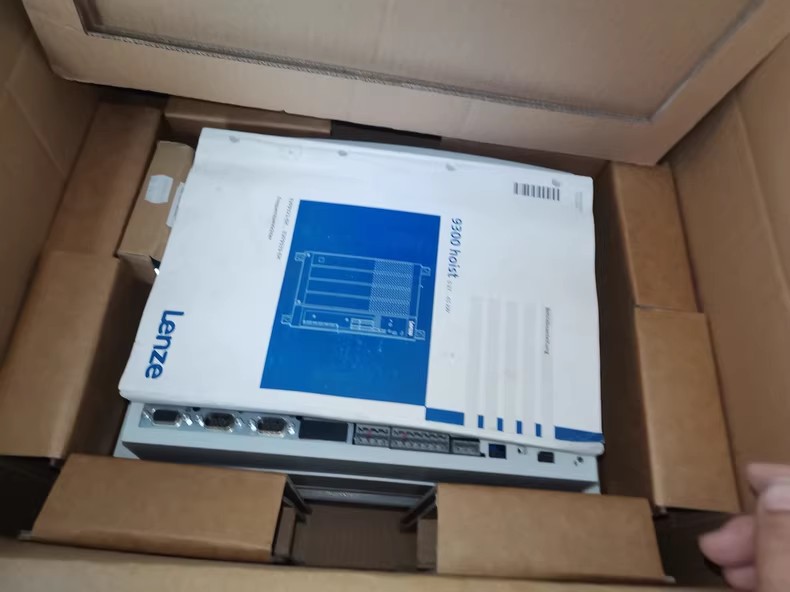 Fíor-Lenze Nua EVS9326-EV Modúl I/O Tionsclaíoch FedEx DHL Loingseoireacht tapa