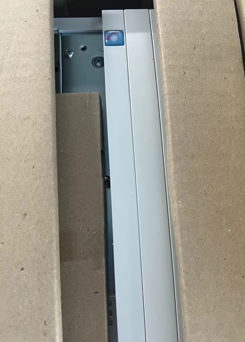 Fíor-lionsa Nua IE82EV223-4B201 Modúl I/O Tionsclaíoch FedEx DHL Loingseoireacht Tapa